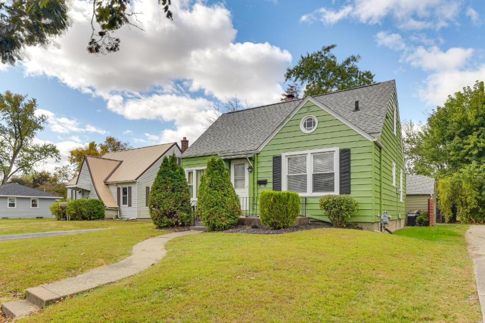 1 Mi to Dtwn Burlington Modern Home with Yard!