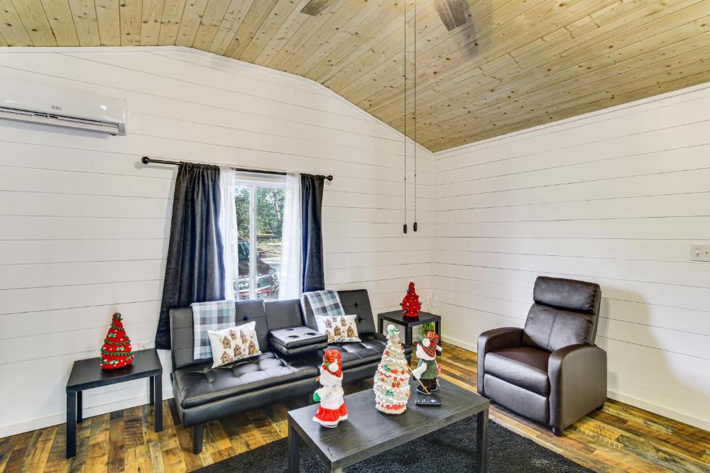 1 Mi to Dtwn Enterprise Pet-Friendly Home with Yard