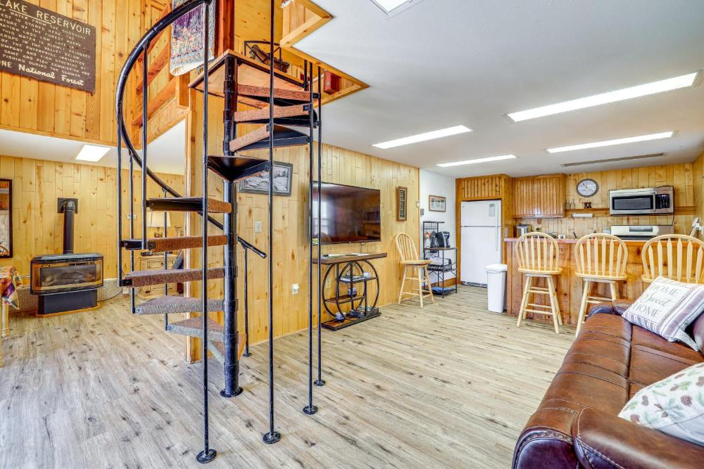 2 Mi to Main Street Mtn-View Escape in Lander!