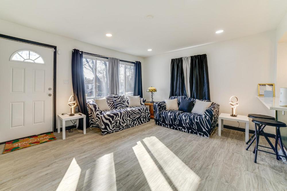 3 Mi to Hard Rock Casino Charming Home in Gary!