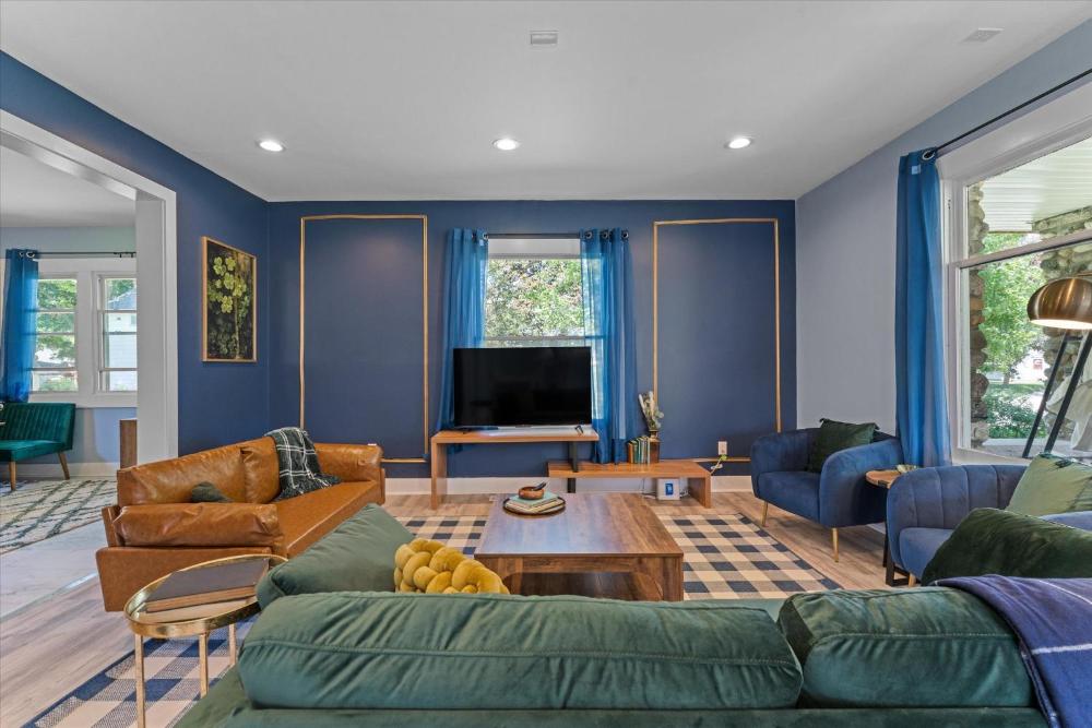 5bd Movie Theater - 7mins to UND - Backyard BBQ