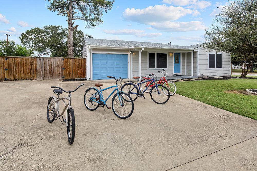 Adorable Southside ATM Cottage with Bikes, Pets OK
