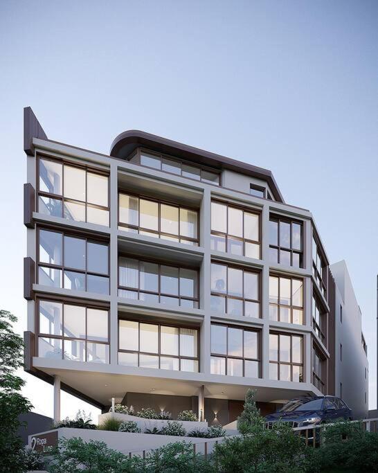 Brand New Lush Studio Apartment close to airport