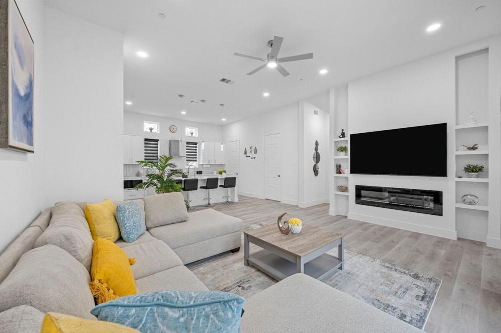 BRs w Ensuite Baths l Pet-Friendly l Central Loc