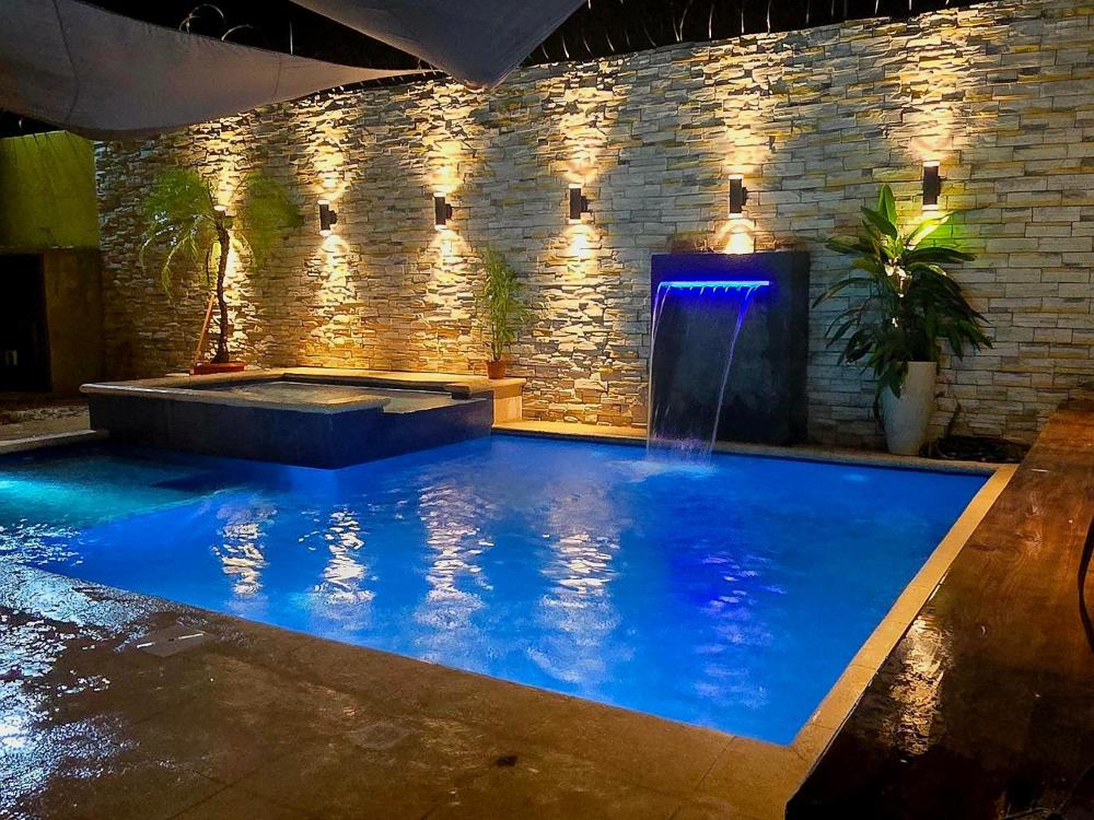 Casa azul con Generador electrico , Piscina y jacuzzi