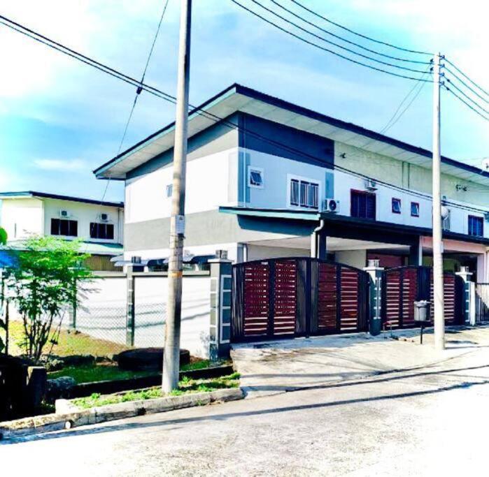 Corner Lot Terrace House Taman Bahagia Batu 7 (2Min to Airport)