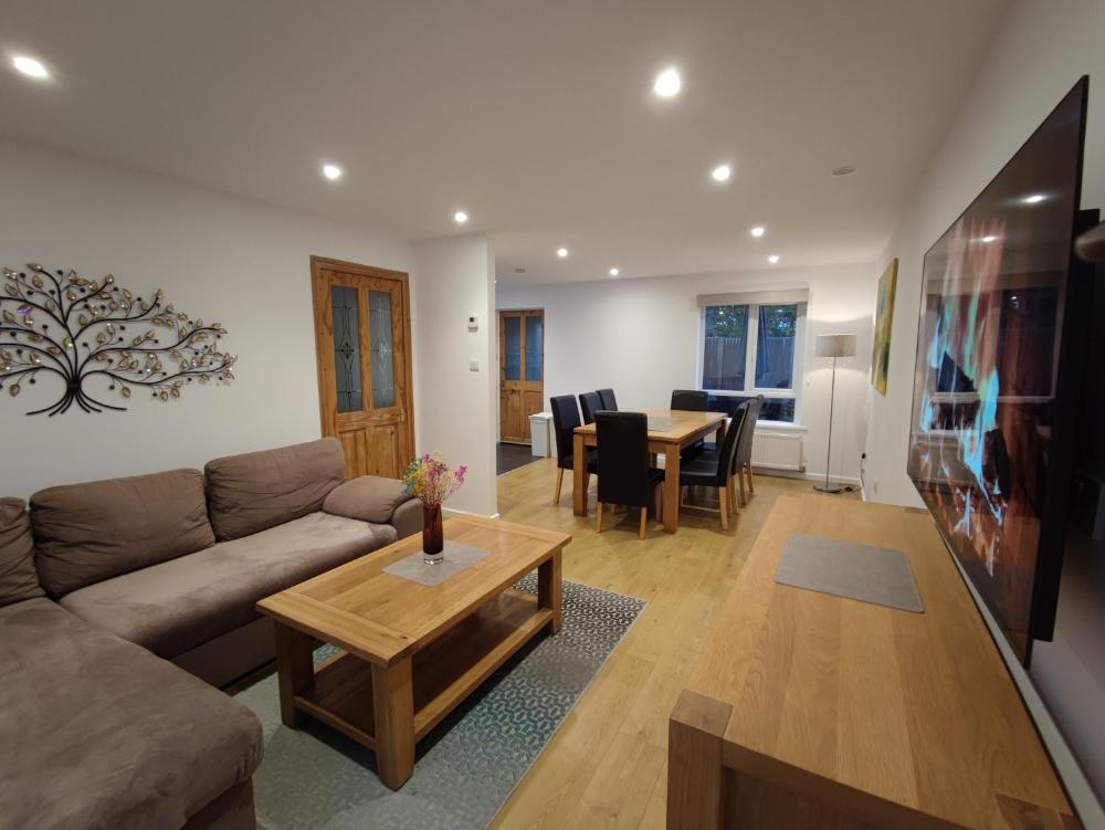 COSY HOUSE, great for family and friends gatherings, CONTRACTOR STAY, free parking, wi-fi, close to the beach, shops, hospital, airport