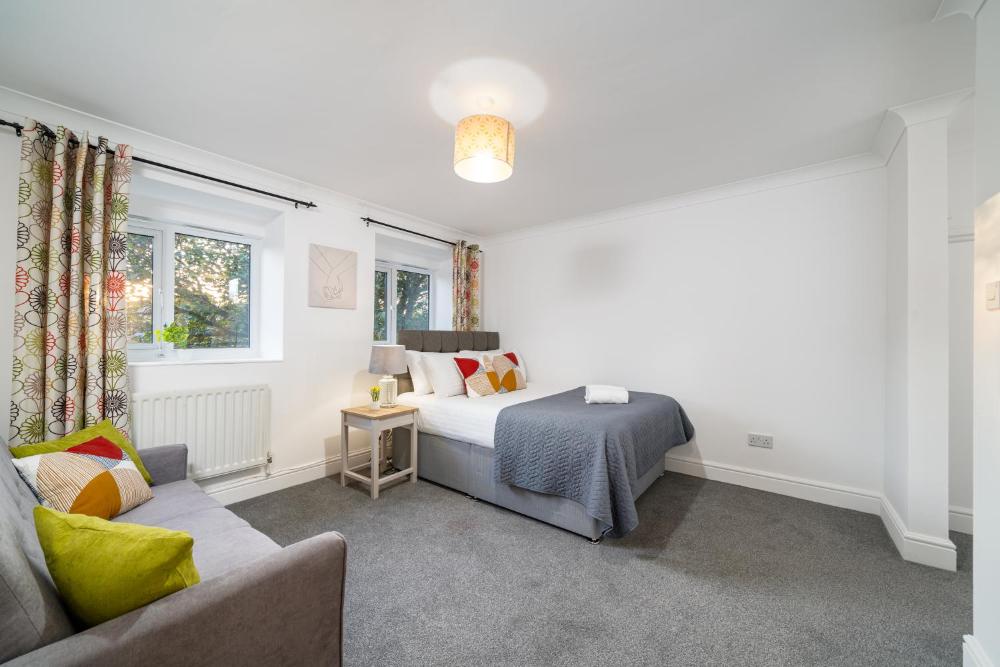 COZY 3 Bed House With Garden & Parking in Rochester, Kent Mins to Train Station, WiFi