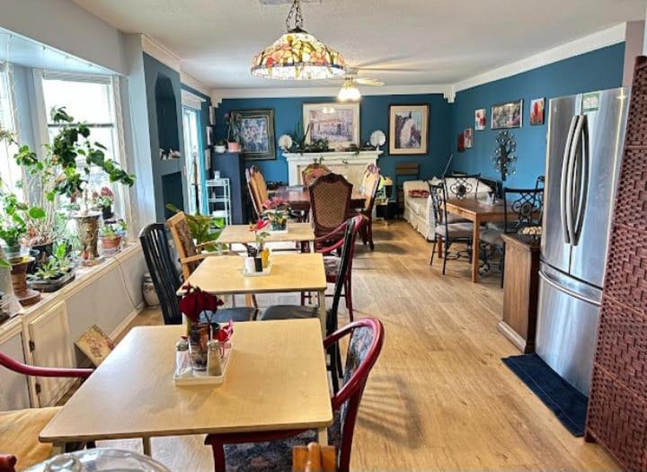 Cozy Nook in Fraser Valley Getaway With Breakfast