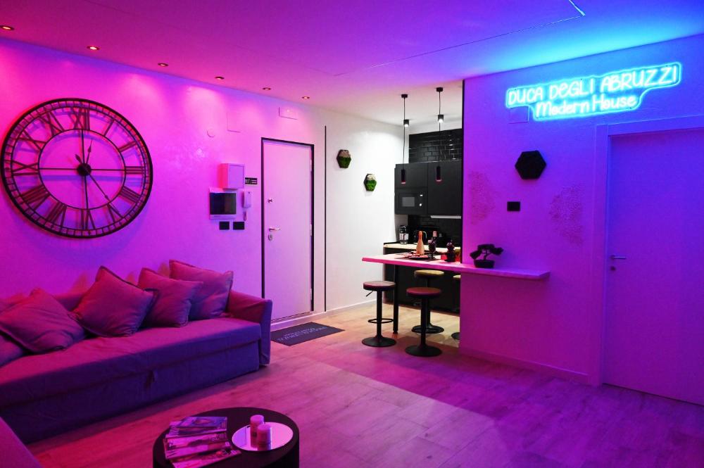 DUCA DEGLI ABRUZZI Modern House LUXURY RELAX - VICINO AEROPORTO - CHECK IN H24