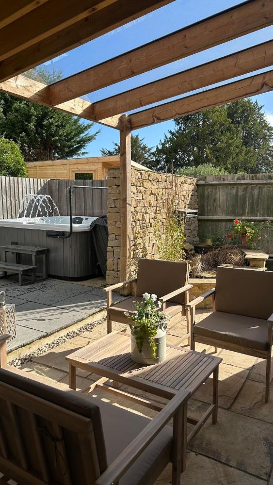 Entire Cotswolds barn retreat