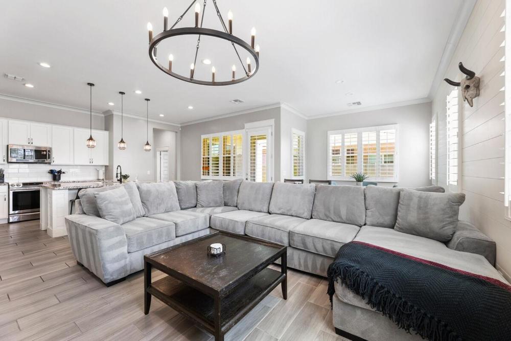 Goodyear Getaway W Hot Tub and 6 min from Ball Park!