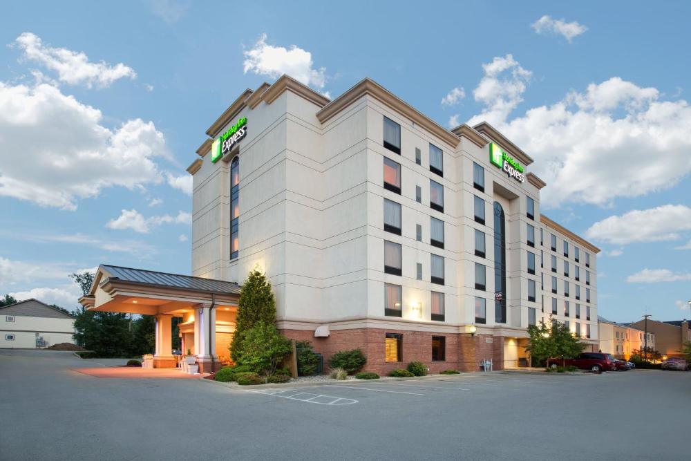 Holiday Inn Express & Suites Bloomington by IHG