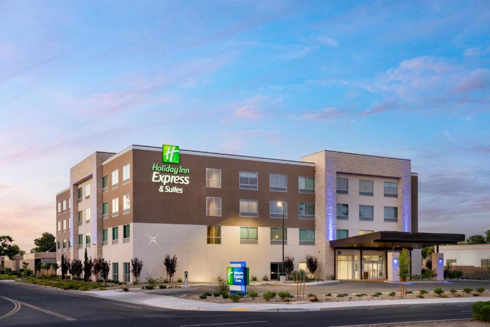 Holiday Inn Express & Suites Fresno Airport by IHG