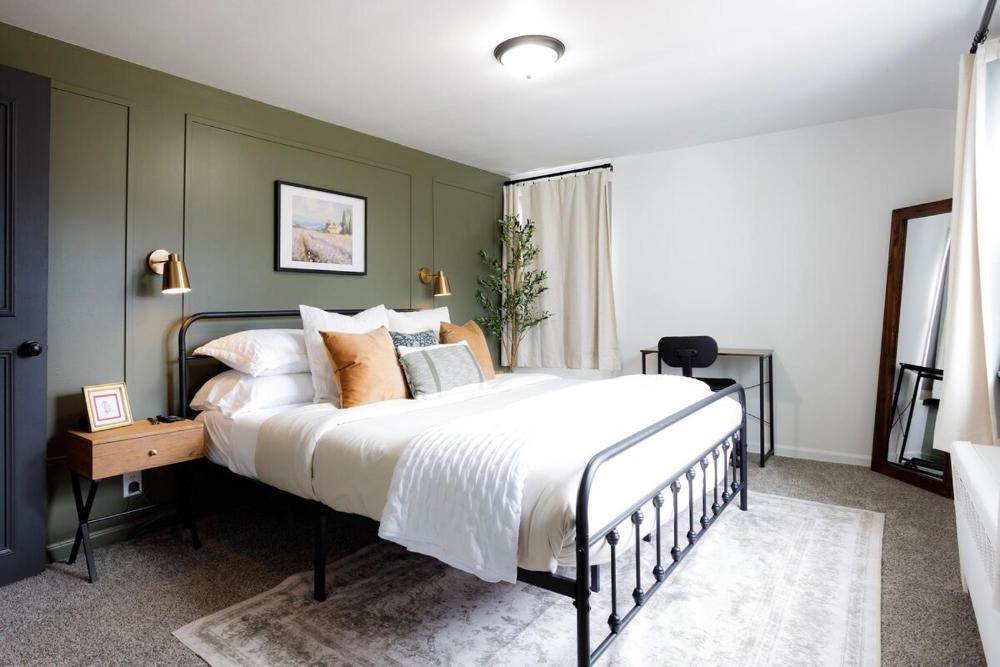 King Bed, Work Desk, Near Hwy, Laundry Room Access