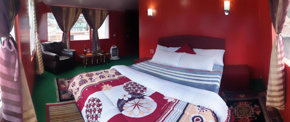 LAMA HOTEL - HIMALAYAN BURGER Experience the best stay in EVEREST with an unforgettable Mountain Flight