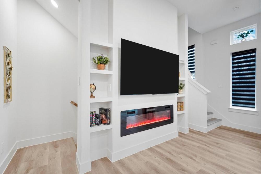 Modern 2BR l Pet-Friendly l Private Baths