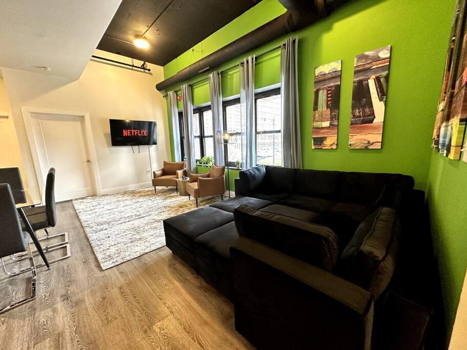 Modern 3BR in South Loop with Optional Parking and Gym Access Near McCormick Place, Chinatown and Soldier Field