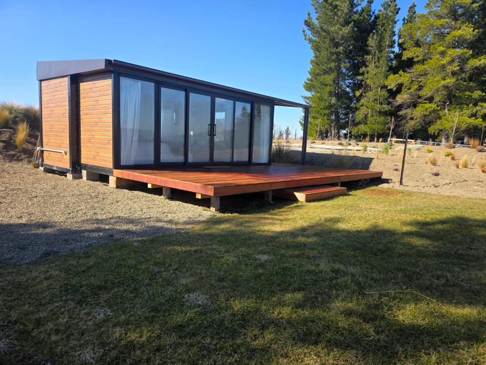 Modern studio overlooking Alexandra, Central Otago