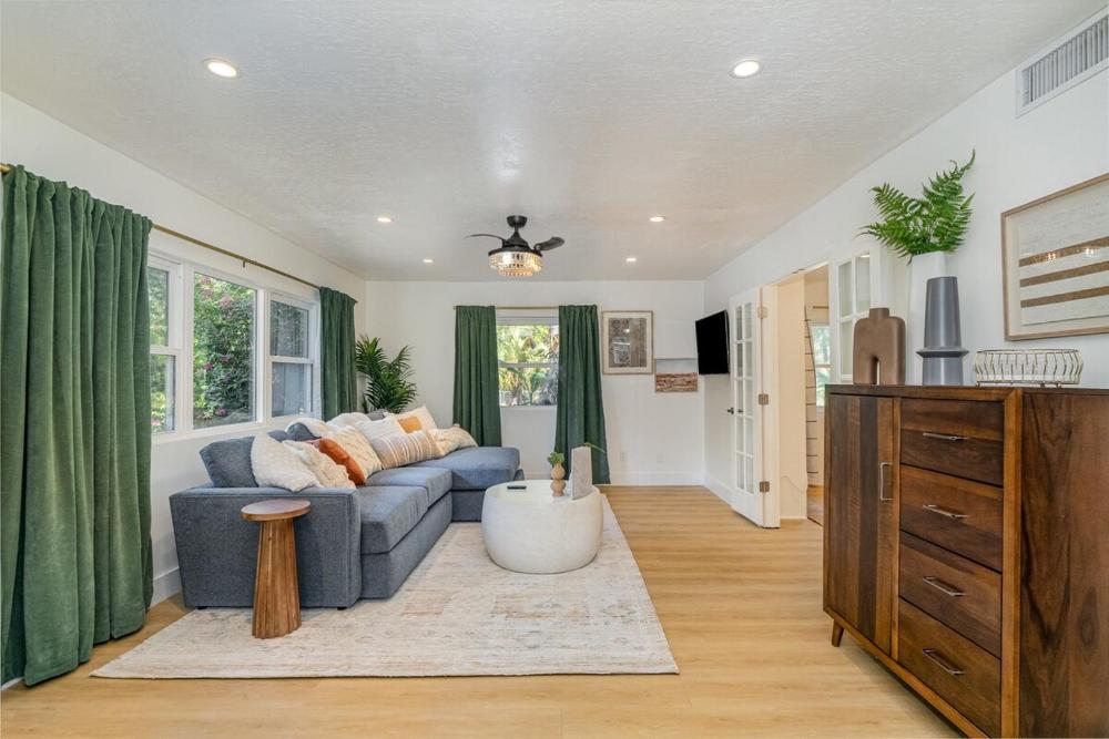 Modern Village Hideaway - Curly2