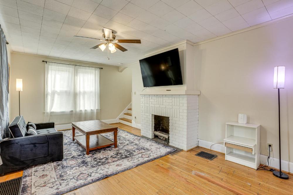 Near University Ave! Pet-Friendly 3BR with Foosball!