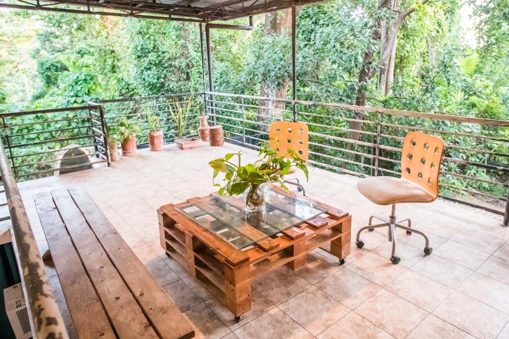Rainforest Nest - KAHILOM, SAYA, JIVA Nest with Self-Service Breakfast, Outdoor Dining, Bats!