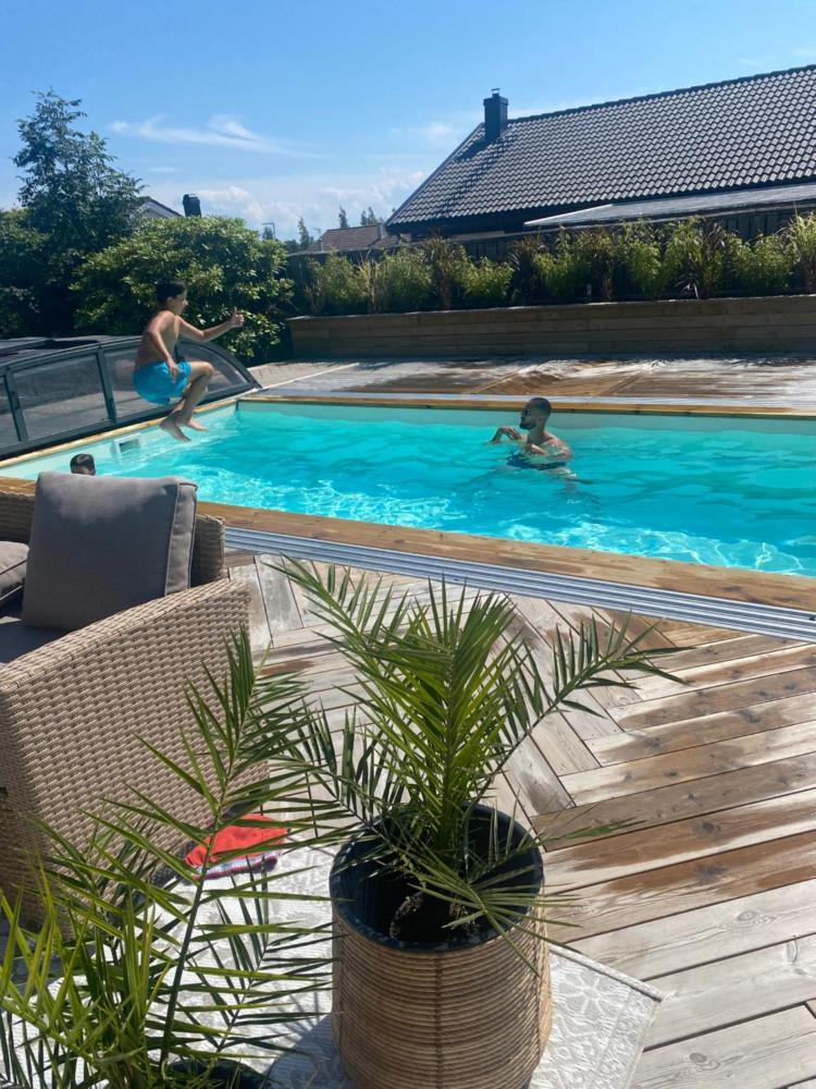 Stan- och strandnära poolvilla.