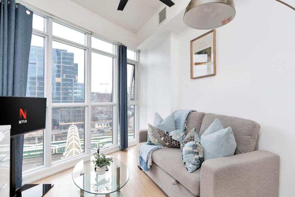 Sunny Downtown TO Studio - Sleeps 3 with 55 TV