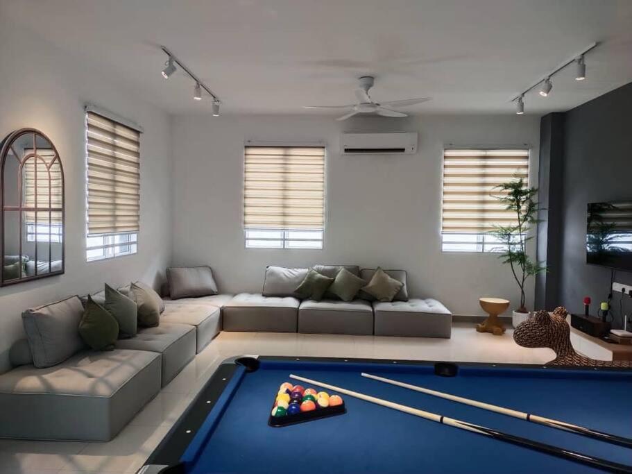 Tints of Green Pool Bungalow-6 Bedroom-Karaoke-BBQ