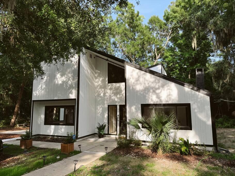 Woodland Reserve - Mini Golf, Home-Gym, and More! Only 10 Minutes from Downtown